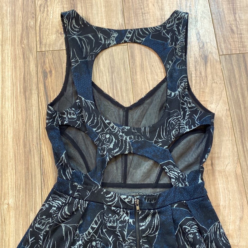 Dress - Picture 7 of 10